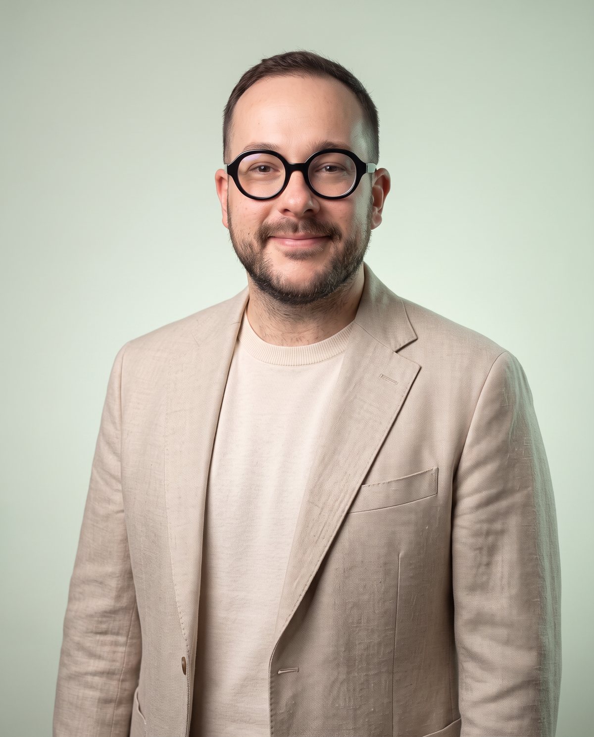 Sergi Passos in a light beige jacket and black glasses